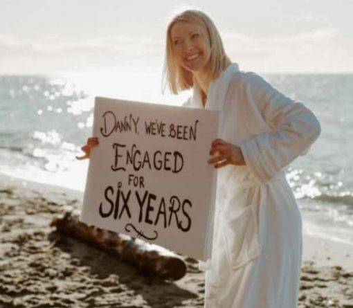 Девушка после 5 лет помолвки удивила жениха, устроив свадьбу-сюрприз на пляже вместо новогодней вечеринки