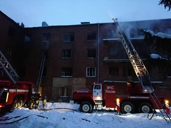 В Екатеринбурге в заброшенной многоэтажке произошел крупный пожар