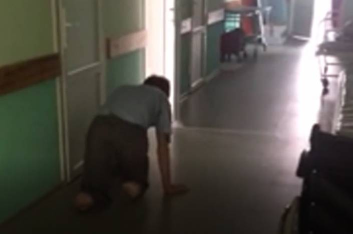 В Башкирии проверят больницу после видео с ползающим в коридоре инвалидом