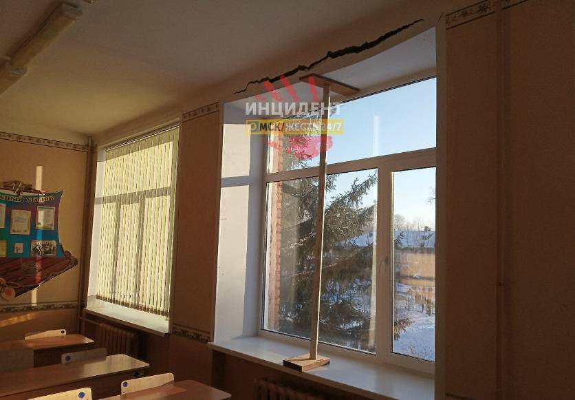 В омской школе подпёрли палкой обваливающийся оконный проём