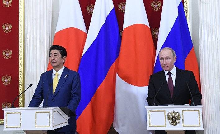 Hokkaido Shimbun (Япония): премьер Абэ впервые высказался по поводу возможного посещения торжеств в России в связи с 75-летием Победы. Он продолжит рассмотрение перспектив своего визита в Москву