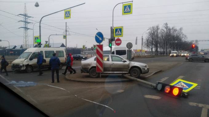 Машина повалила дорожный знак и светофор на Красносельском шоссе