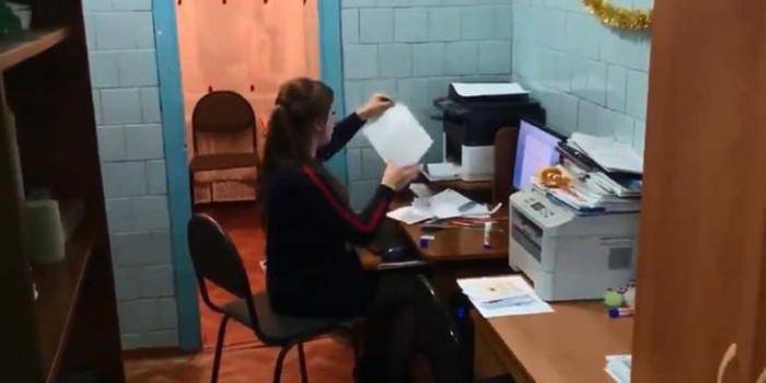 В красноярской школе учителей пересадили работать в туалет