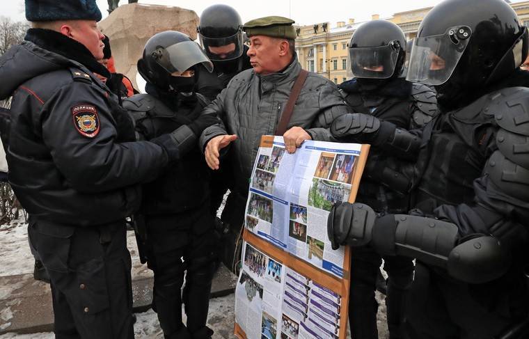 В Петербурге задержали семерых защитников Конституции
