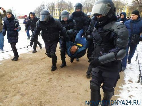 На Сенатской площади в Петербурге продолжаются жесткие задержания на пикетах