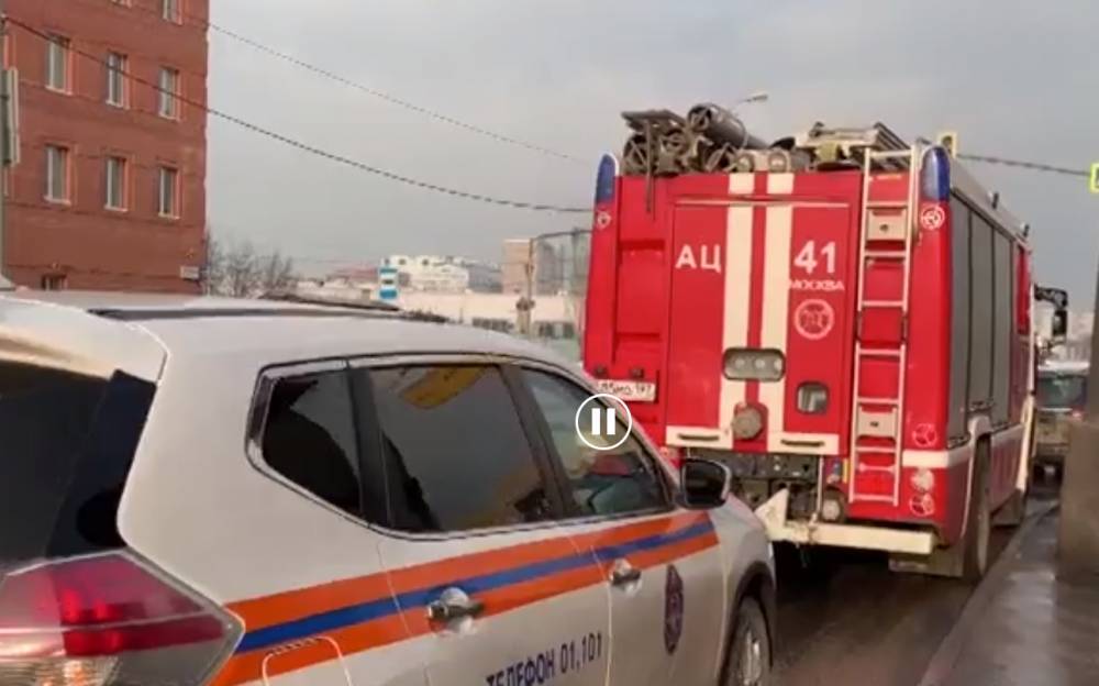 Пожар в подвале склада на севере Москвы ликвидировали