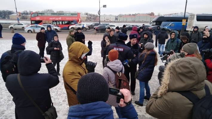 Полиция задержала участников согласованной акции на Сенатской площади в Петербурге
