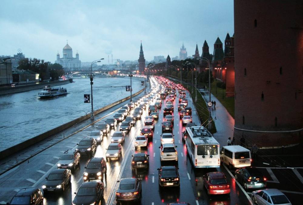 Новые правила проезда грузовиков введены в двух округах Москвы