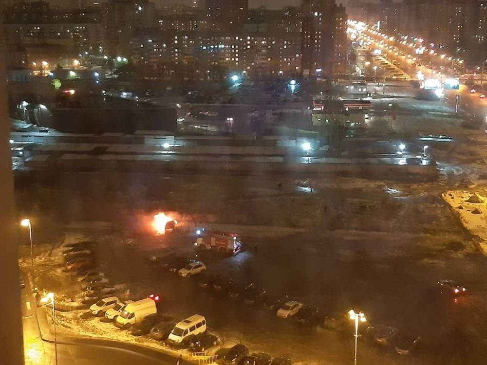 В горящем BMW на Шуваловском проспекте выгорел отсек двигателя