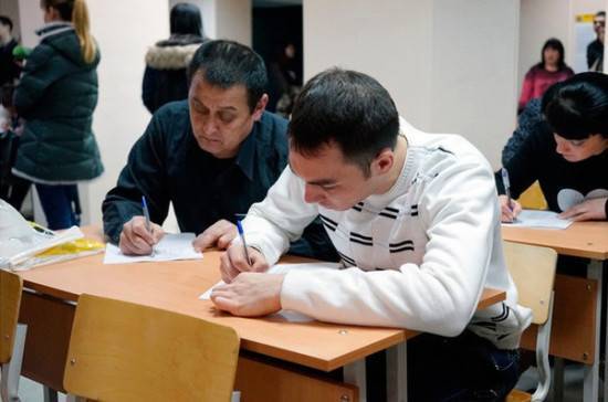 Сложность экзамена для мигрантов свяжут с целью прибытия в Россию
