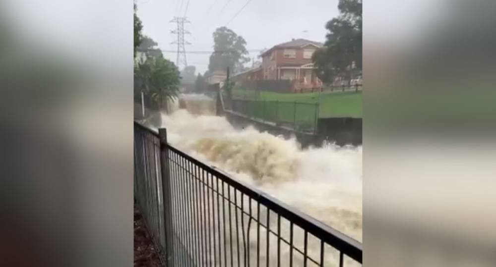 На востоке Австралии эвакуируют людей из-за проливных дождей и наводнений