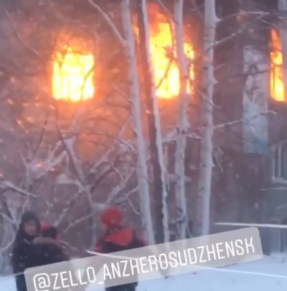 В Кузбассе загорелось заброшенное здание шахты «Физкультурник»