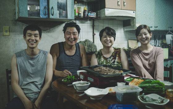 Южнокорейская кинолента «Паразиты» получила «Оскар» за лучший фильм