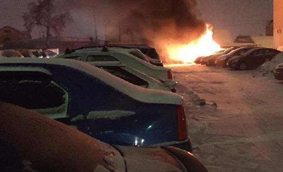 На парковке в Челябинске загорелись три машины