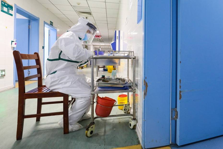 Число погибших из-за коронавируса в Китае увеличилось до 908