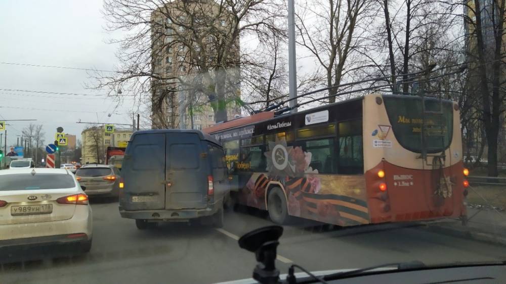 Микроавтобус потерял бампер после столкновения с троллейбусом на улице Седова