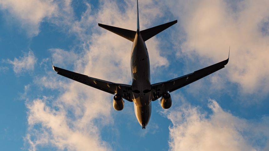Boeing-737 вырабатывает топливо над Красноярском перед аварийной посадкой