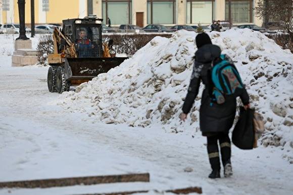 И.о. главы Екатеринбурга потребовал от владельцев зданий и ТЦ убирать снег и лед
