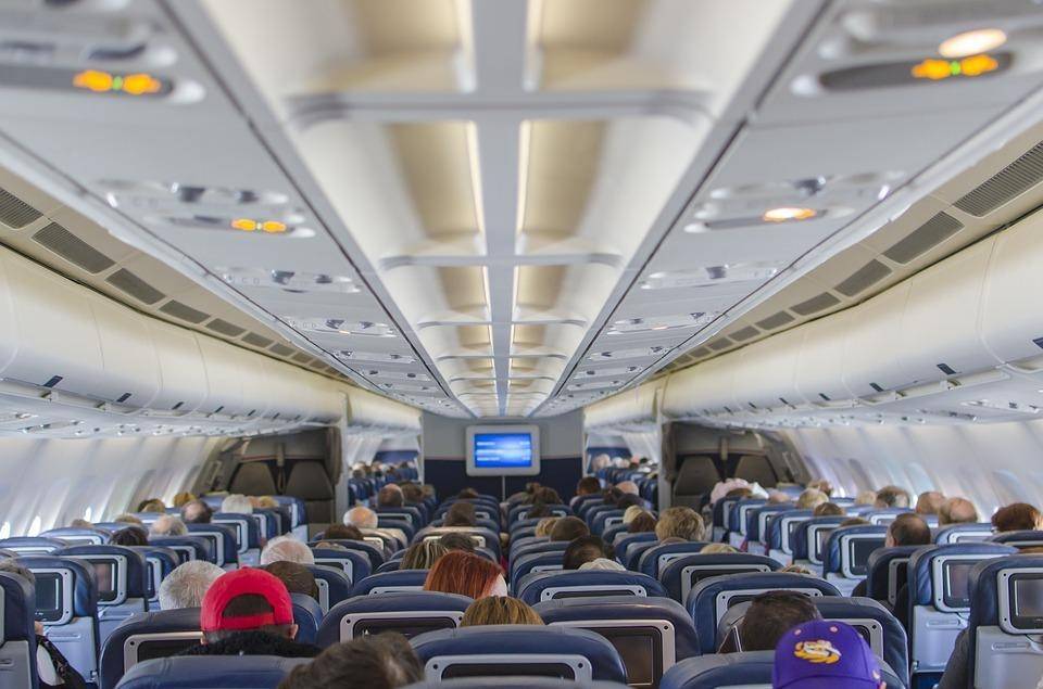Опытные путешественники поделились своими способами уснуть в самолете