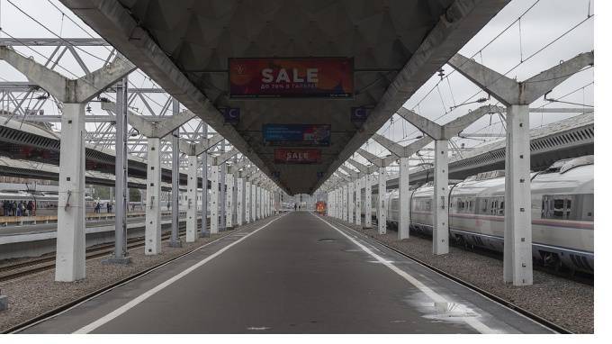 Петербургские вокзалы и платформы очистили от снега и наледи