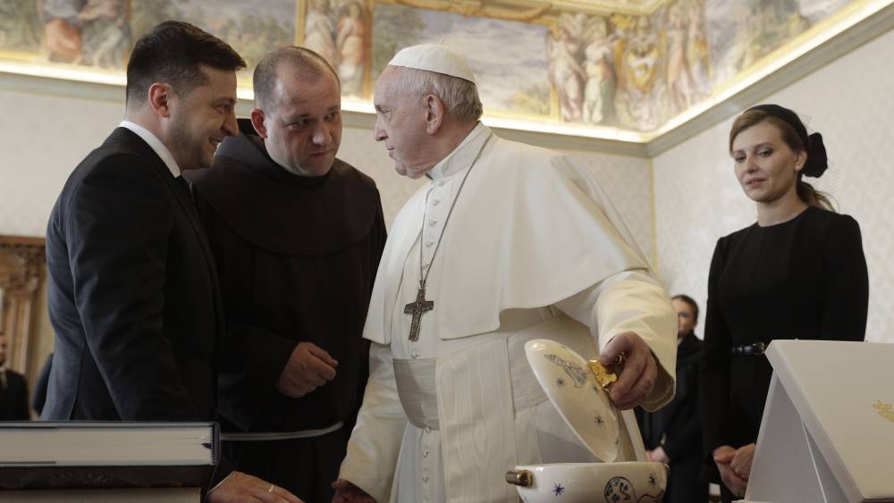 Журналисты выяснили, почему жена Зеленского облачилась в черное на встречу с папой римским