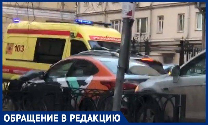 Скорая не смогла выехать из-за водителя, который решил сэкономить на парковке в центре Москвы