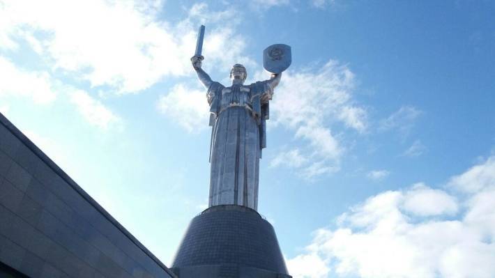 Идею о демонтаже герба СССР с монумента в Киеве оценили в Госдуме