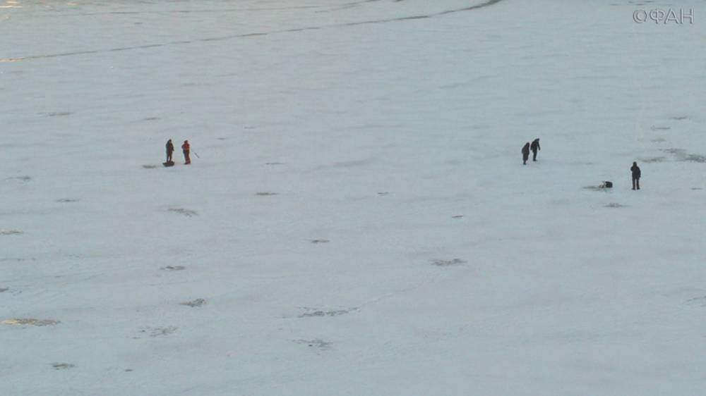 Рыбаки у «Лахта-центра» продолжают сидеть на тонком льду после гибели подростка