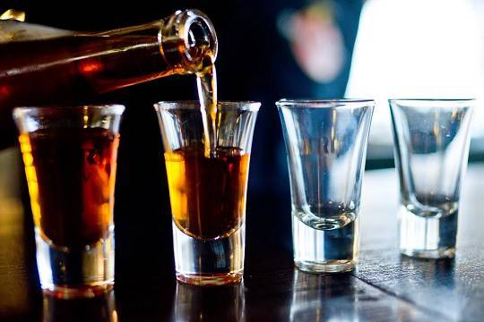 Главный нарколог Минздрава заявил, что алкоголь не спасёт от коронавируса