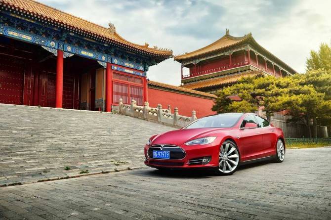 Tesla возобновляет выпуск электромобилей в Китае на фоне распространения коронавируса