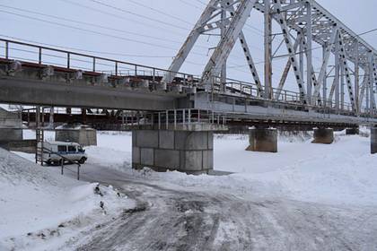 Россияне сбросили девушку с железнодорожного моста