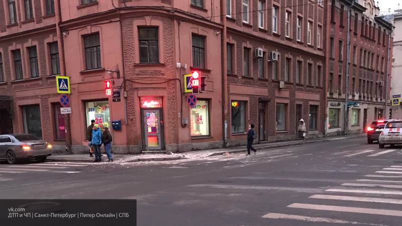 На улице Ленина на дорогу перед входом в магазин обрушилась лепнина