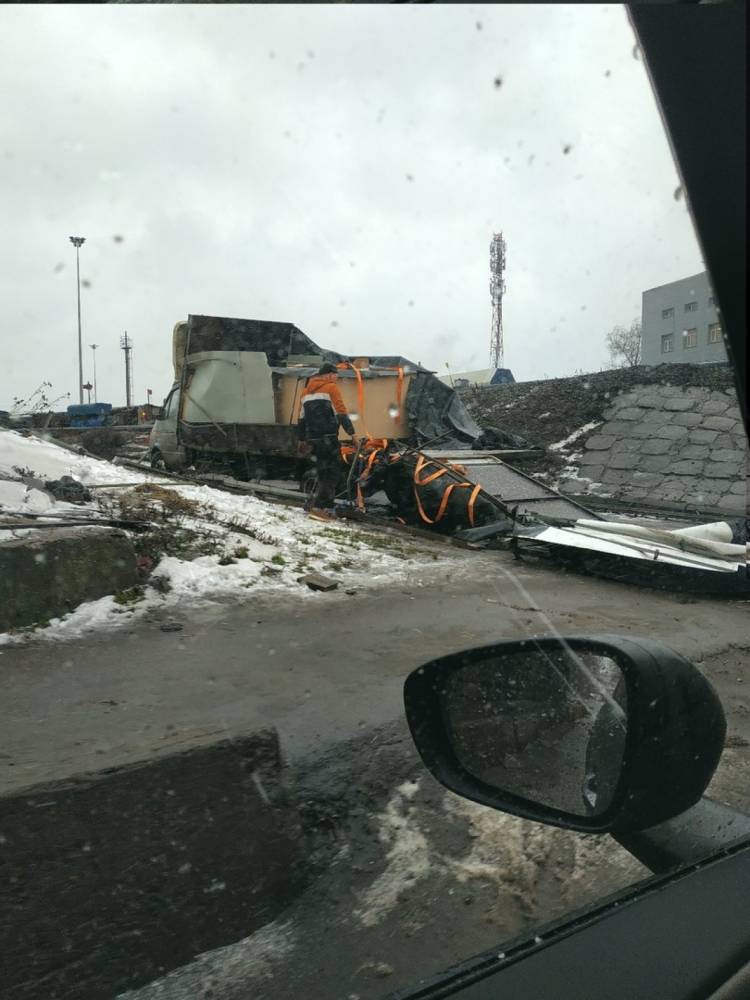 В Петербурге под Сортировочным мостом застрял фургон