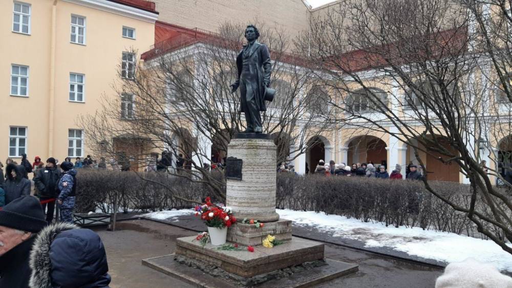 Петербуржцы почтили память Пушкина минутой молчания во дворе музея на Мойке