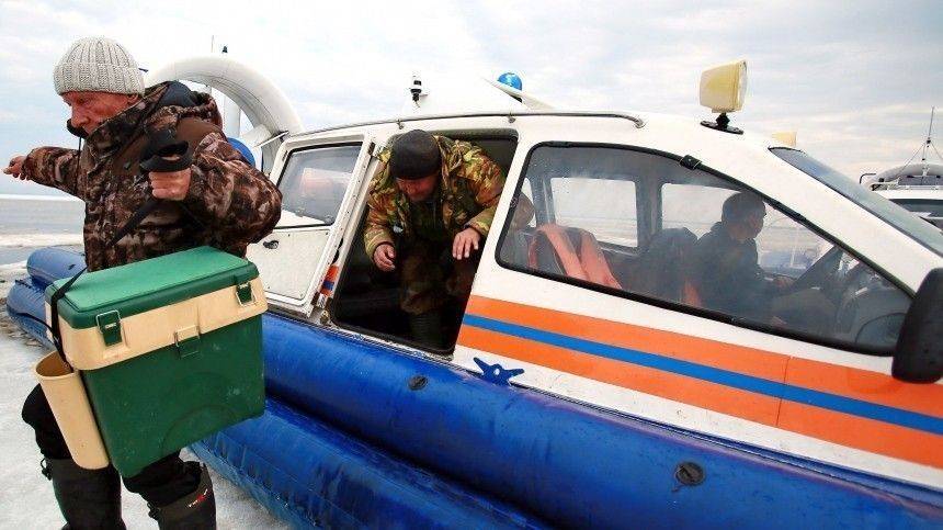 Более 20 рыбаков застряли на отколовшейся льдине в Финском заливе в Петербурге