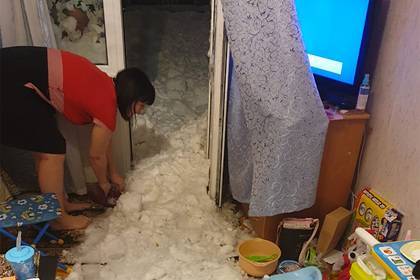 В российском городе коммунальщики устроили снежную лавину