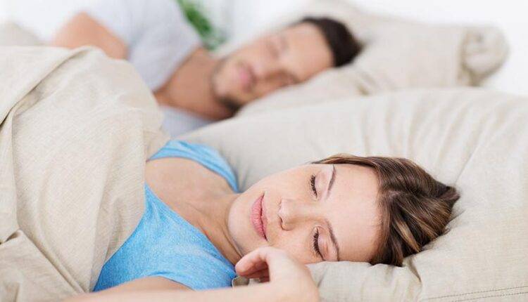 Сомнолог сравнил необходимую продолжительность сна мужчин и женщин