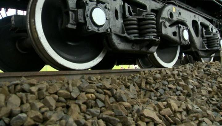 Пьяный пассажир пытался догнать поезд на угнанной машине