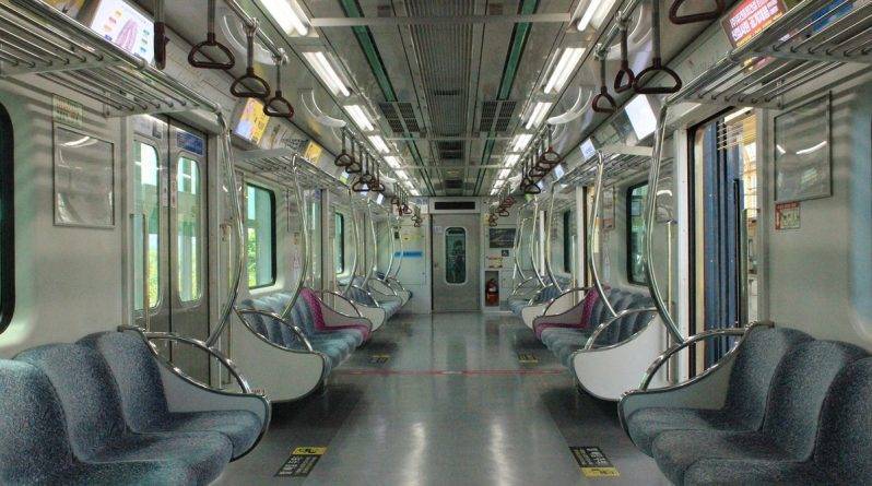 Пассажир метро разлил кетчуп на полу вагона, чтобы возле его сиденья никто не толпился