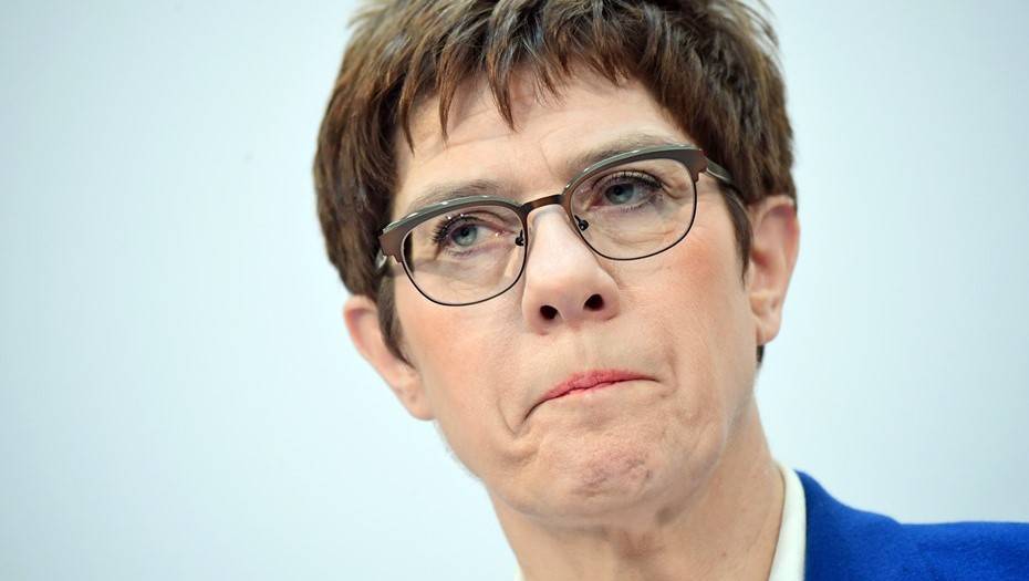 Крамп-Карренбауэр отказалась баллотироваться на пост канцлера Германии