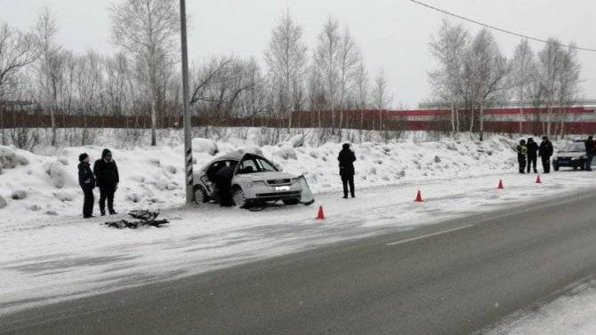 Под Челябинском иномарка врезалась в столб – погиб пассажир
