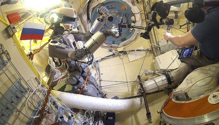 Космонавт рассказал о научившемся «вытирать пот» роботе «Федоре»