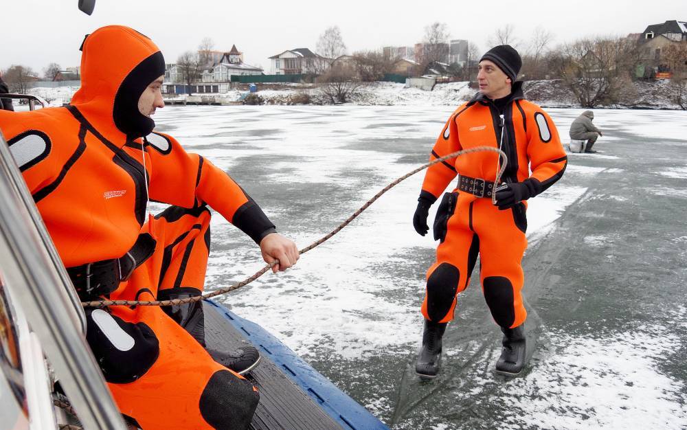 Спасатели вытащили провалившийся под лед квадроцикл с пассажирами в Коломне