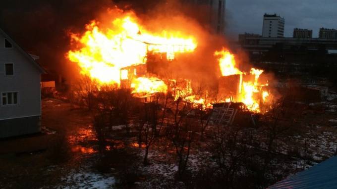 В поселке Новоселье Ленобласти загорелись два дома