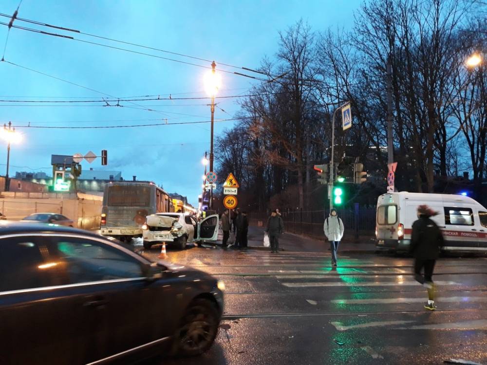 На Васильевском с места аварии с тремя участниками скрылся виновник ДТП на BMW