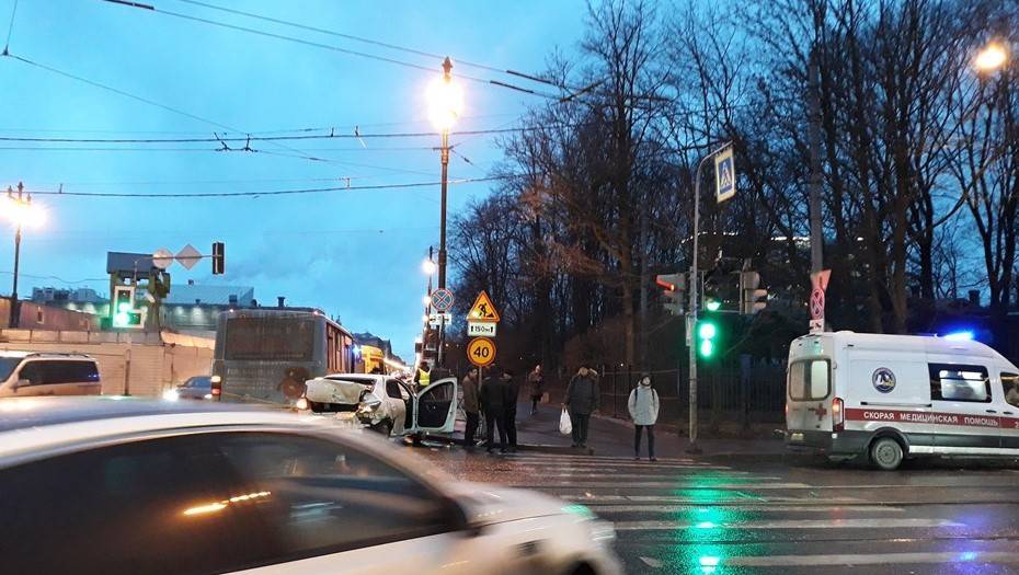 В Петербурге водитель столкнулся с двумя машинами, спровоцировал ДТП с автобусом и попытался скрыться
