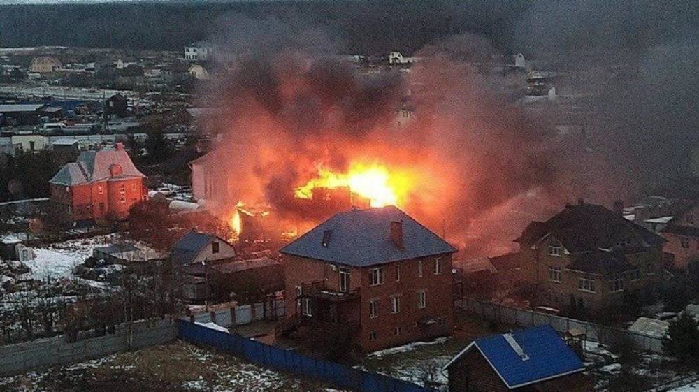 Пожар охватил дом с боеприпасами под Петербургом