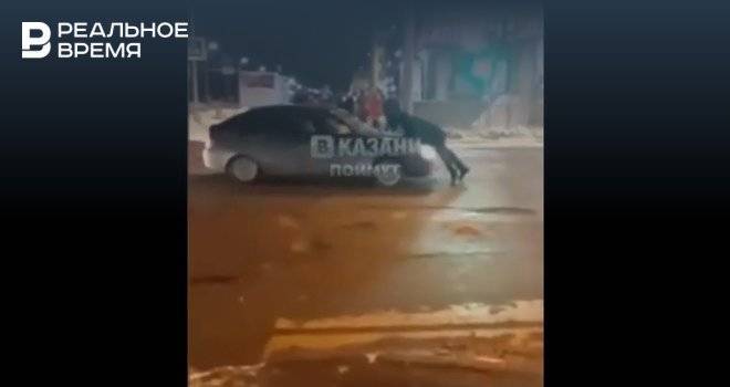 В Казани водитель подрался с перешедшим на красный пешеходом, которого сам же сбил