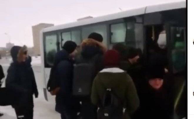 Жители Челнов показали очереди, скопившиеся на остановках после перехода к маршруткам
