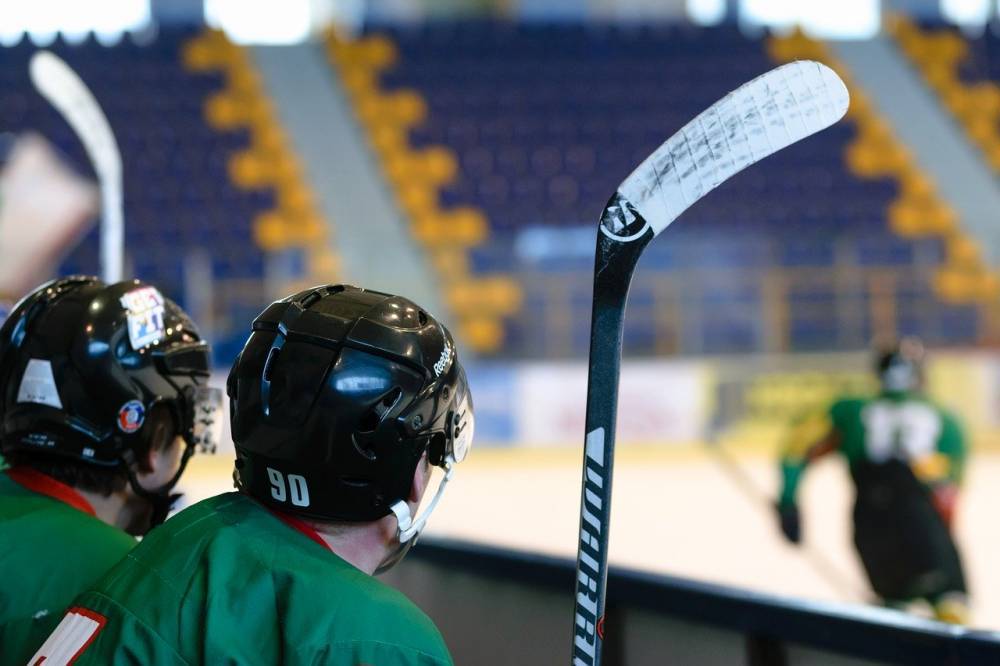 Чарли Койл - Коронавирус вызвал дефицит клюшек в НХЛ - vm.ru - Китай - Бостон